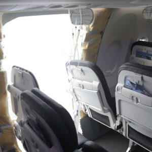 kapisi havada acilan ucak yolcular tazminat istiyor BPeUufuj