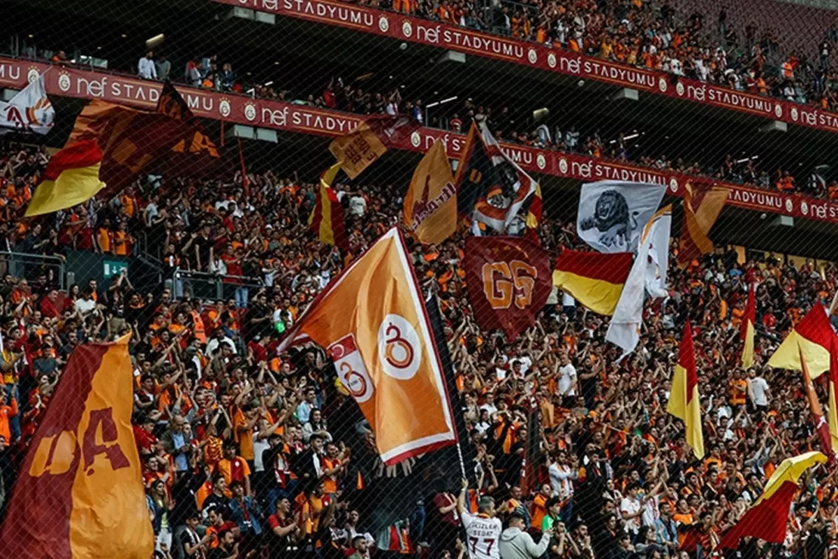 galatasaray taraftari yildiz futbolcuya ofke kusuyor onun yuzunden kaybettik xnU3YMcA