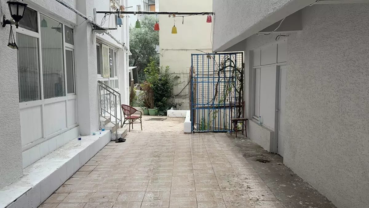 sarkici gullu terastan duserek hayatini kaybetti HpR6jqqH