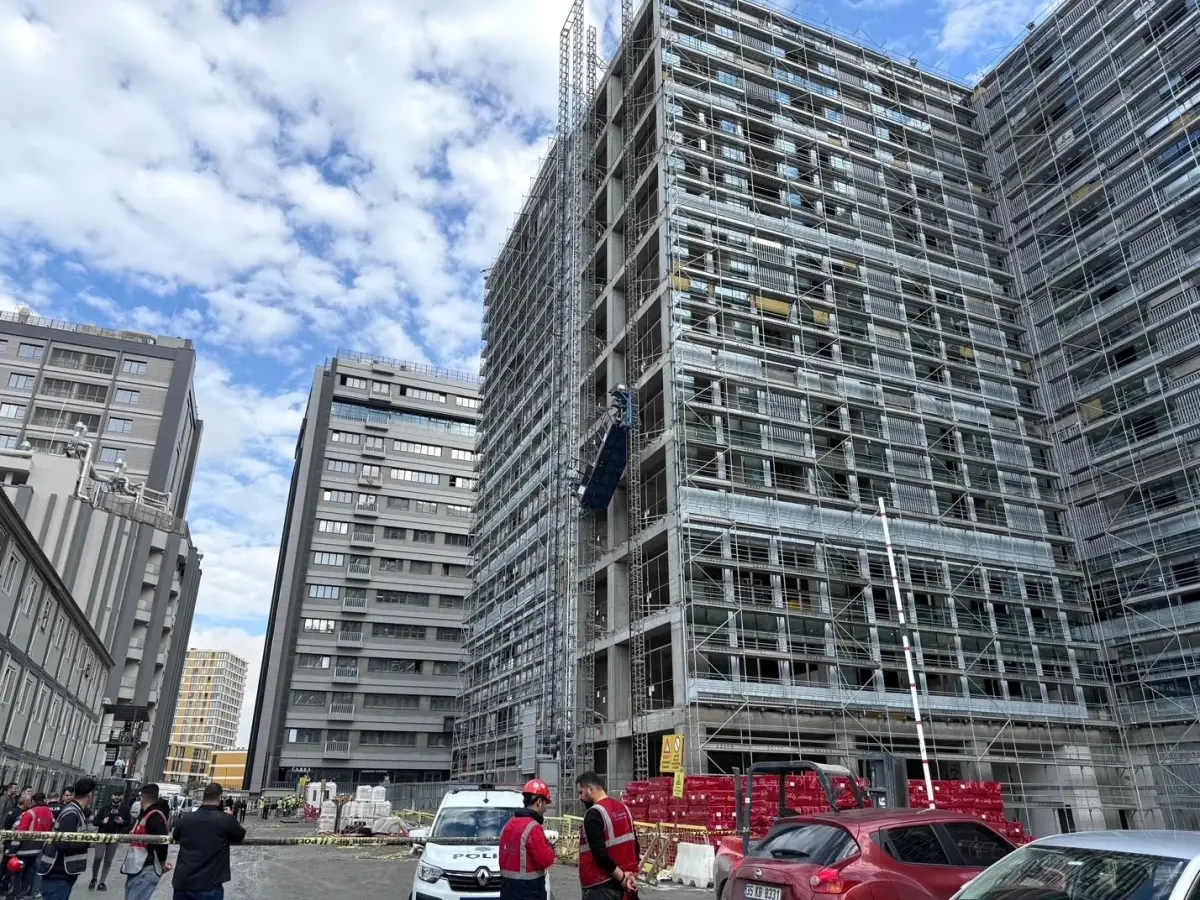 bahcelievlerde yuk asansoru kazasi 8 yarali tyUYKxvt.jpg