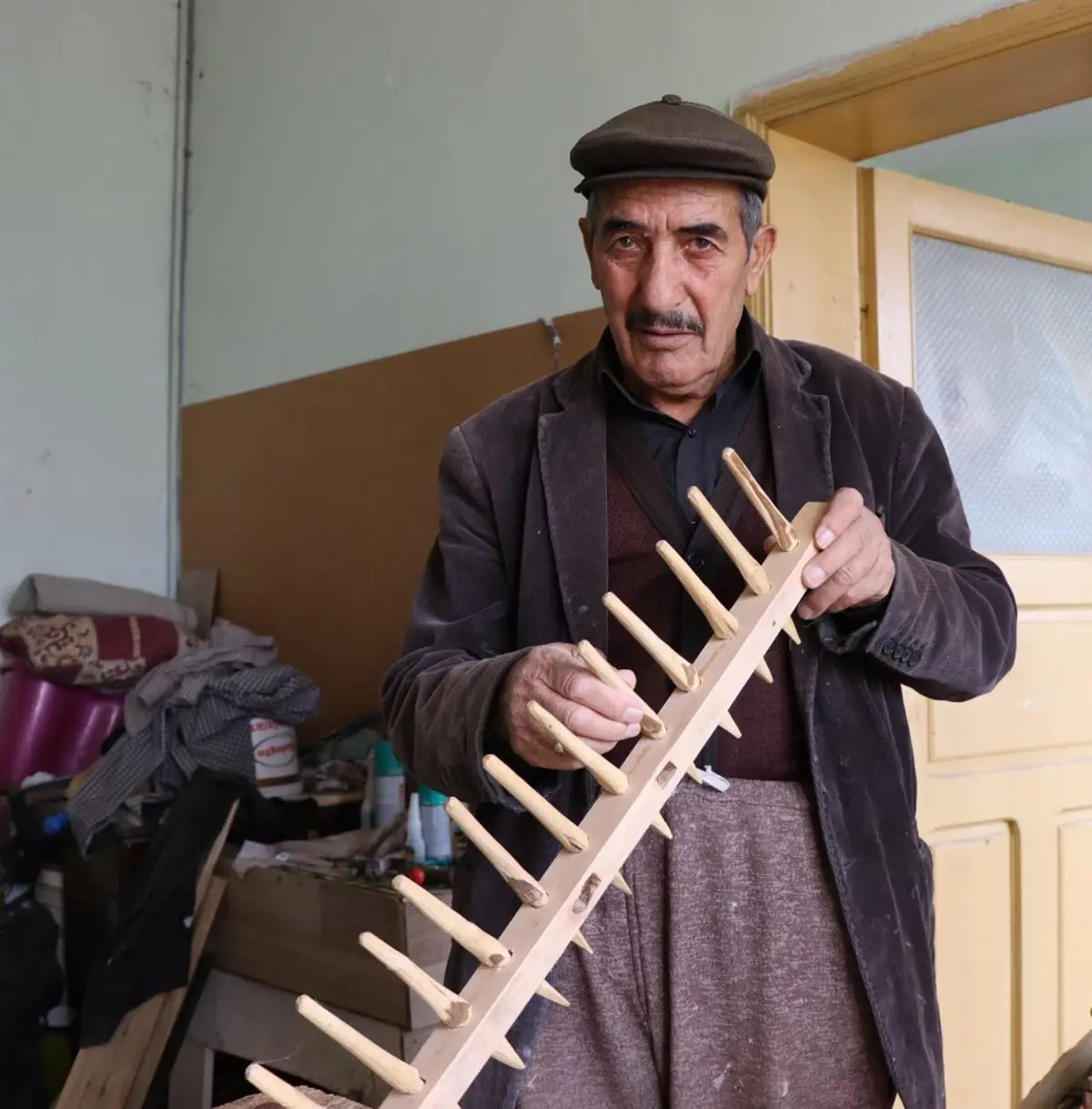 husamettin aras atik tahtalardan urunler imal ederek gecimini sagliyor WHmGmPcm.jpg