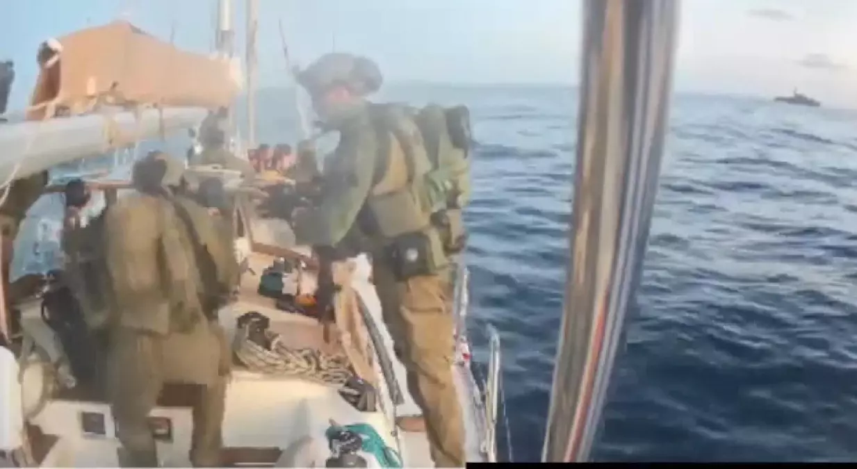 israil donanmasi gazzeye giden kuresel sumud filosuna saldirdi dsBEM62p