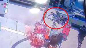 sokak-ortasinda-can-pazari-herkes-o-yone-kostu-batmanda-korku-dolu-anlar-YOdRL2JN