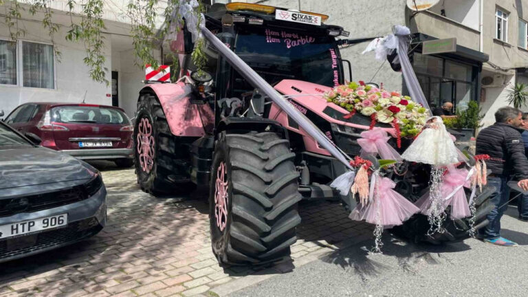 gelin-arabasi-pembe-traktor-oldu-YTbshdxw